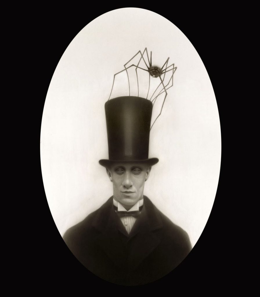 Hombre con sombrero y araña, de Travis Louie